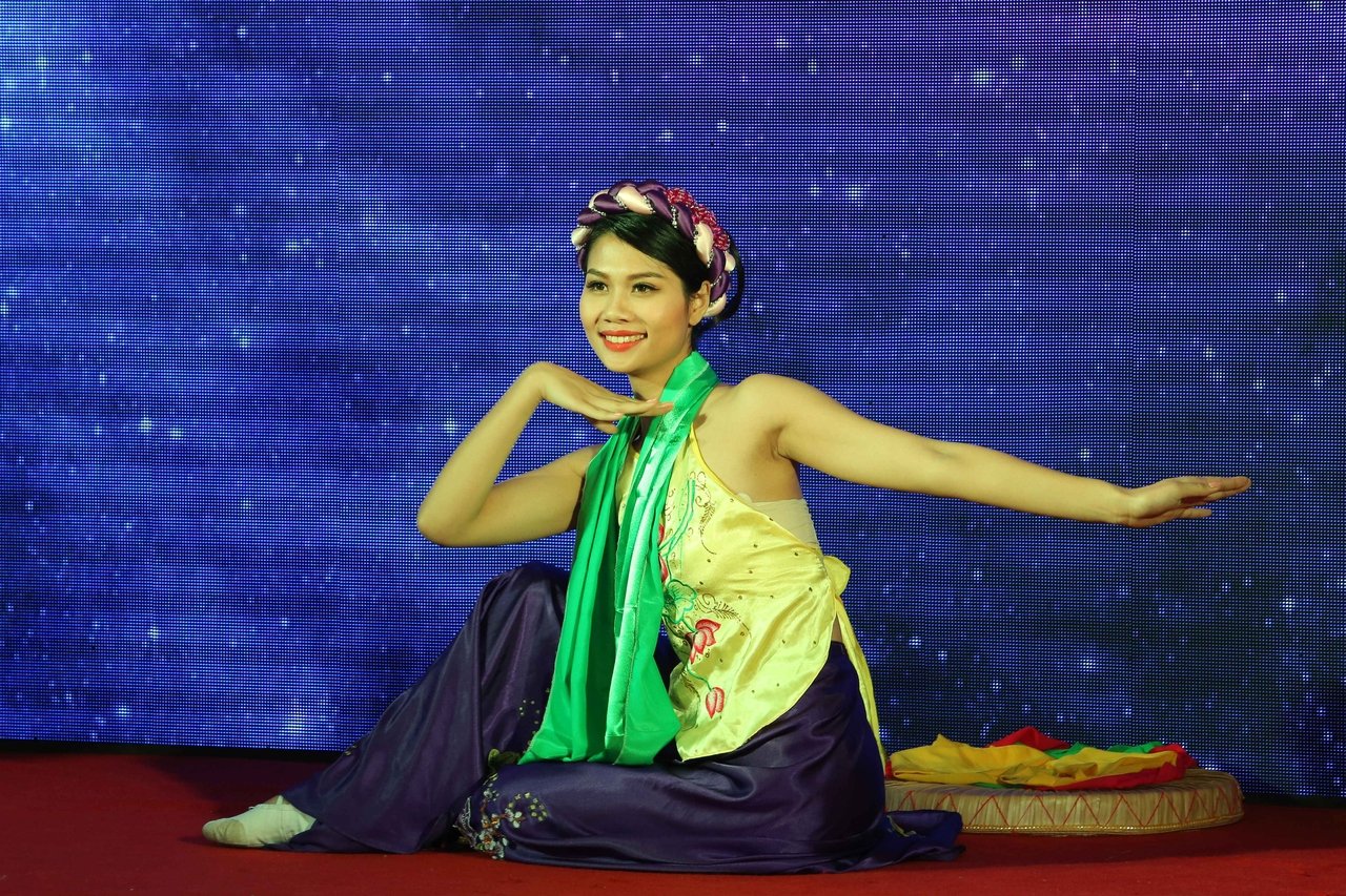 hoa-hau-hoan-vu-viet-nam-xuc-dong-voi-hoat-canh-phong-chay-chua-chay-cua-hoang-hai-thu