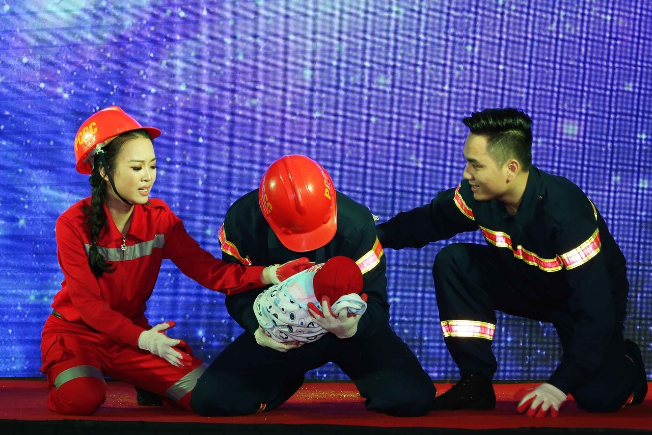 hoa-hau-hoan-vu-viet-nam-xuc-dong-voi-hoat-canh-phong-chay-chua-chay-cua-hoang-hai-thu