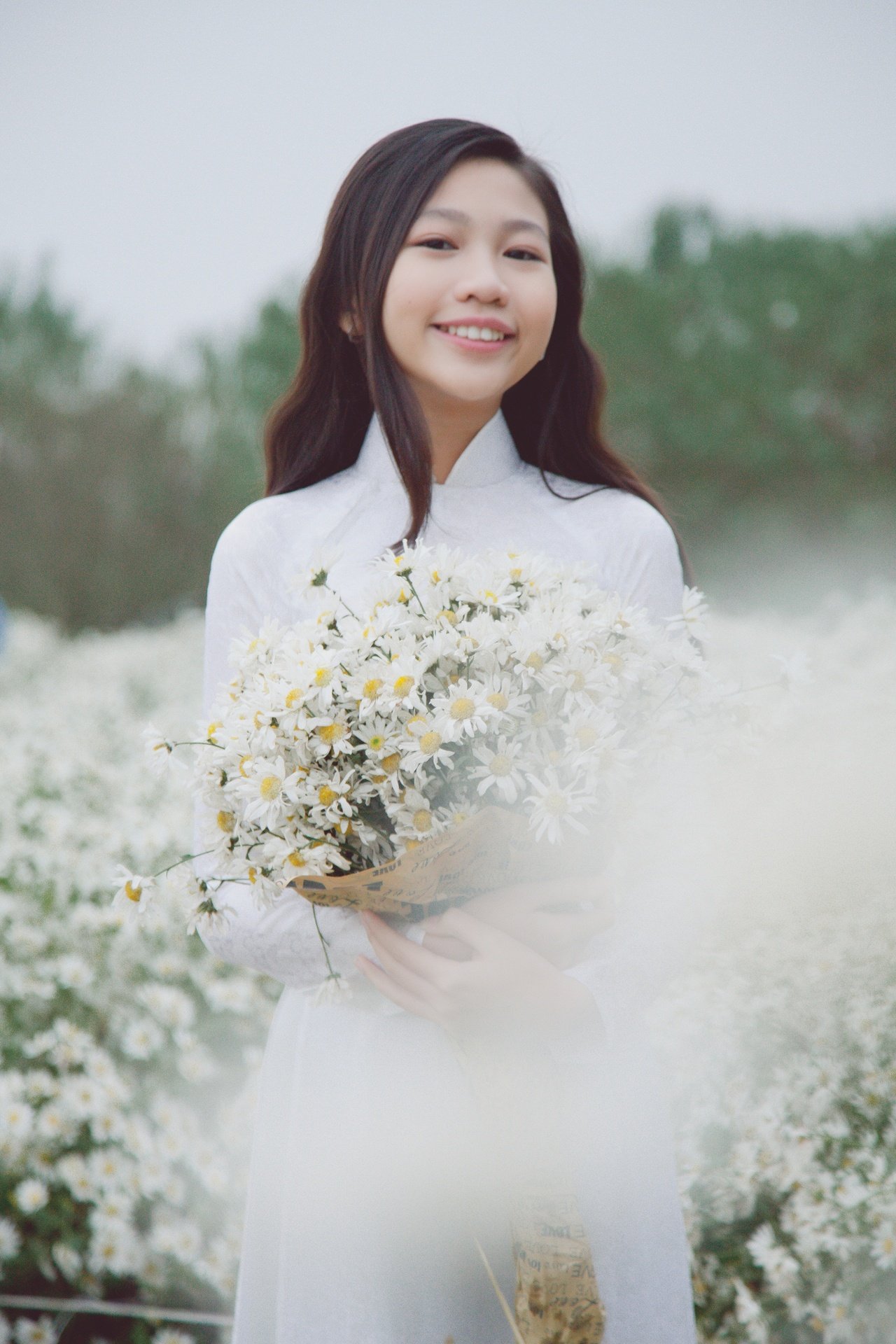 hoa-hau-nhi-dau-tien-cua-viet-nam-khoe-ve-dep-tinh-khoi-trong-ta-ao-dai-trang