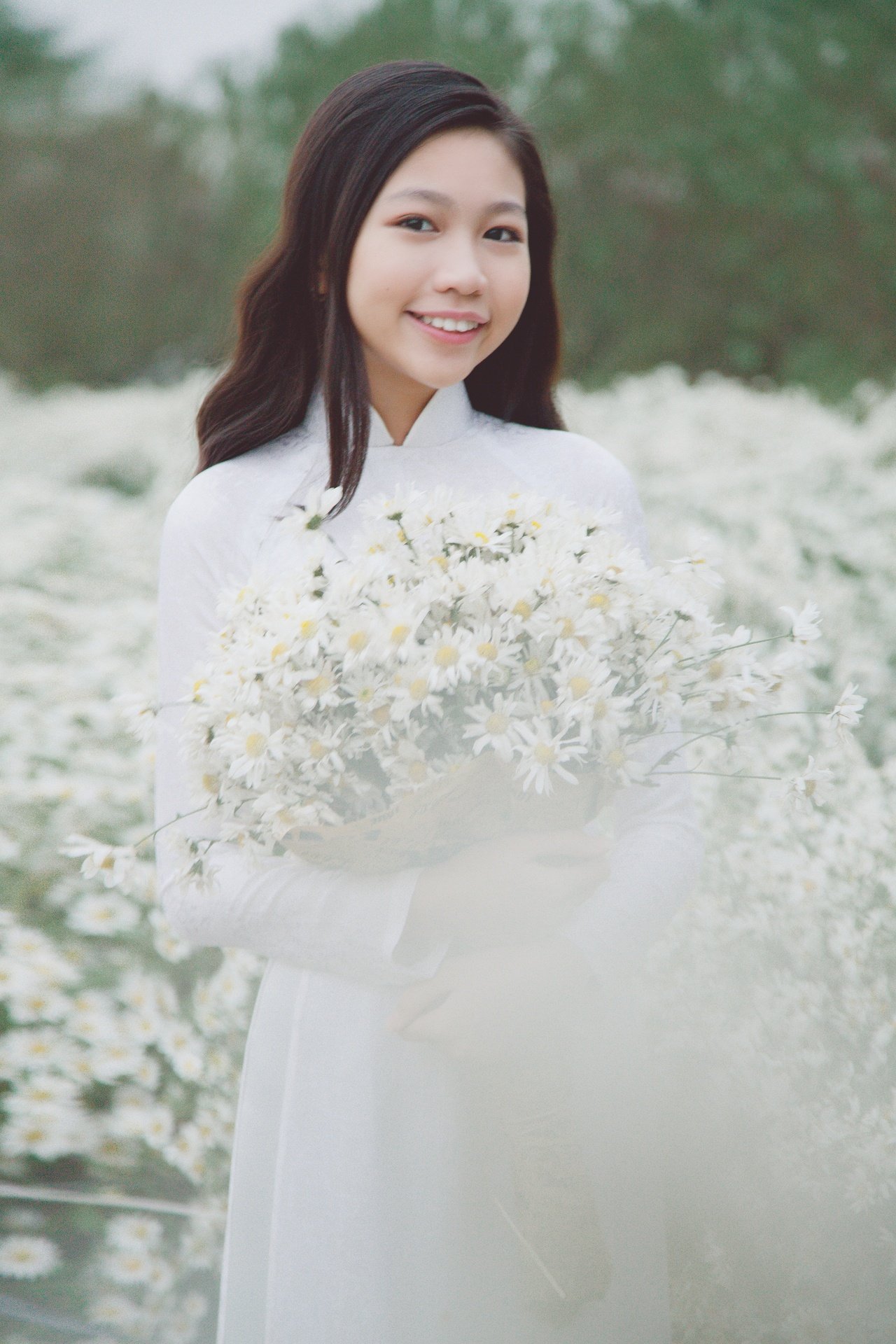 hoa-hau-nhi-dau-tien-cua-viet-nam-khoe-ve-dep-tinh-khoi-trong-ta-ao-dai-trang