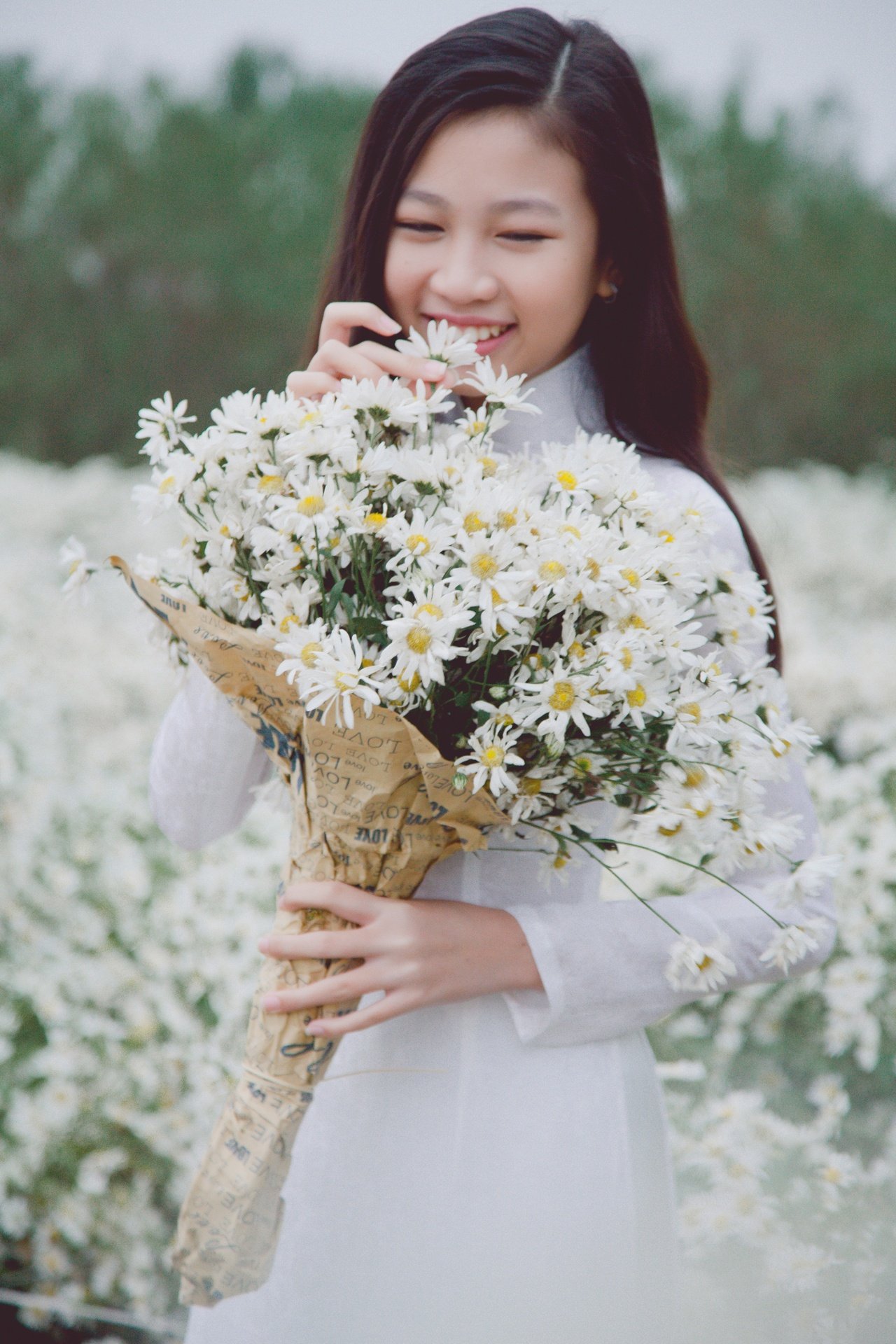 hoa-hau-nhi-dau-tien-cua-viet-nam-khoe-ve-dep-tinh-khoi-trong-ta-ao-dai-trang