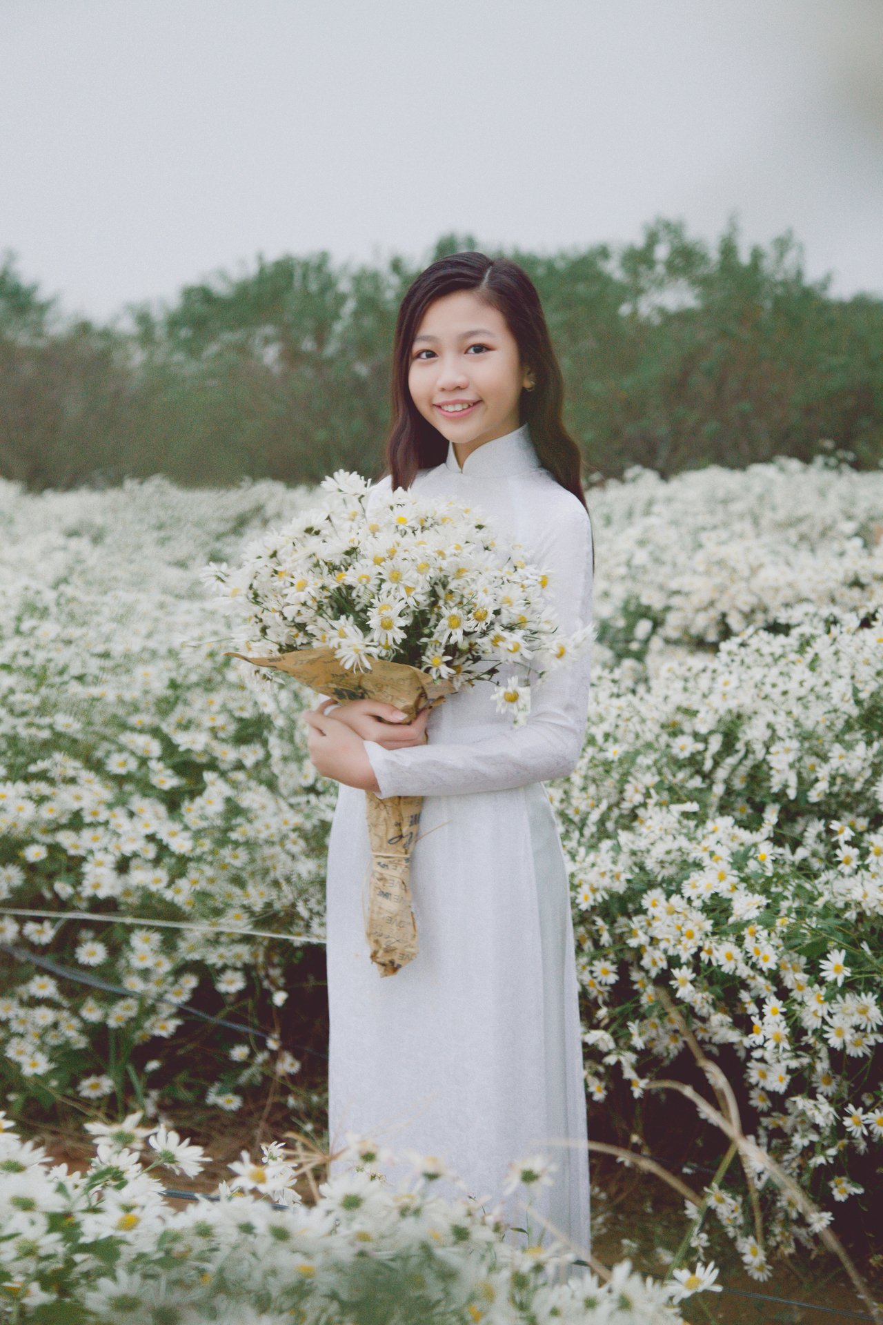 hoa-hau-nhi-dau-tien-cua-viet-nam-khoe-ve-dep-tinh-khoi-trong-ta-ao-dai-trang