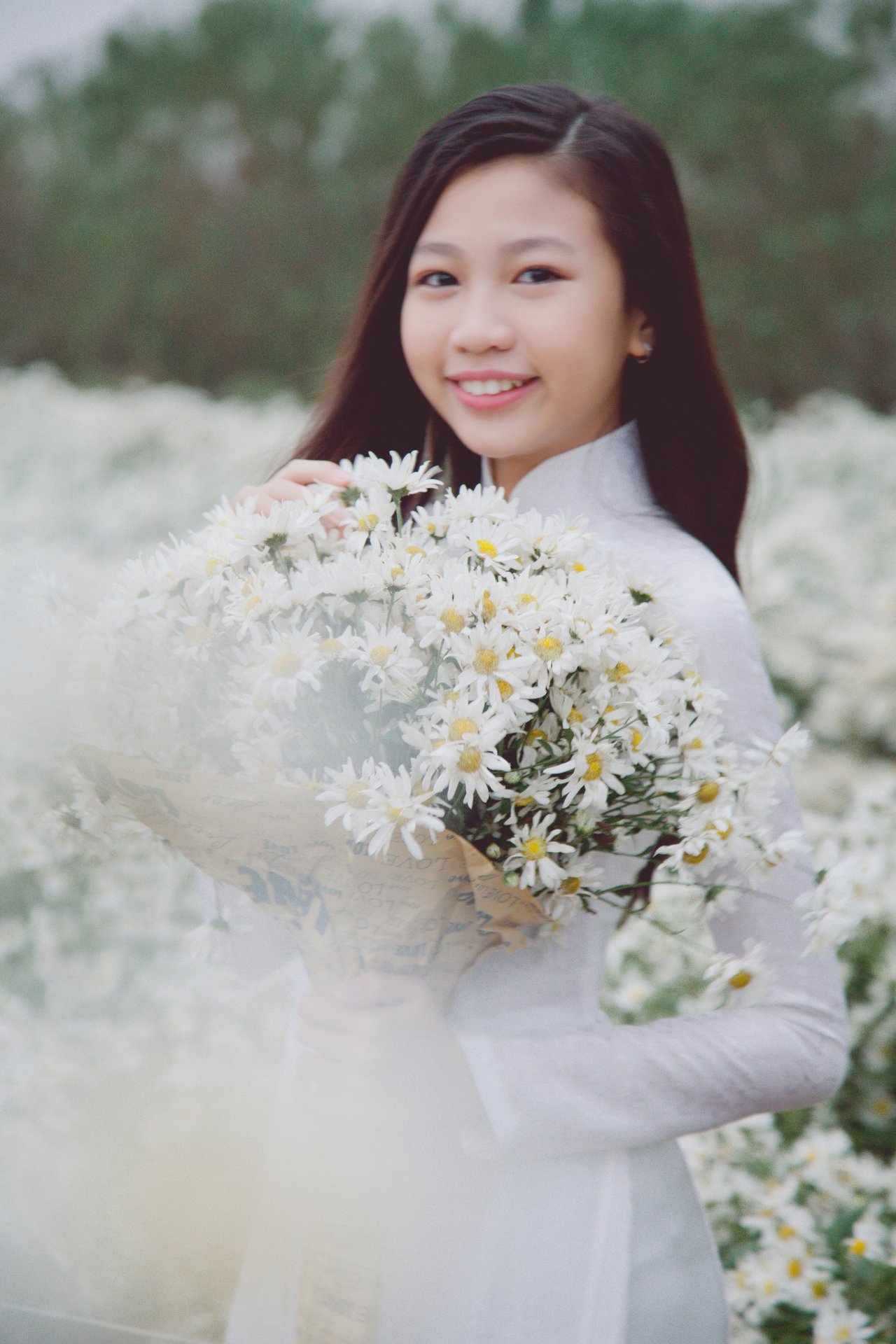 hoa-hau-nhi-dau-tien-cua-viet-nam-khoe-ve-dep-tinh-khoi-trong-ta-ao-dai-trang