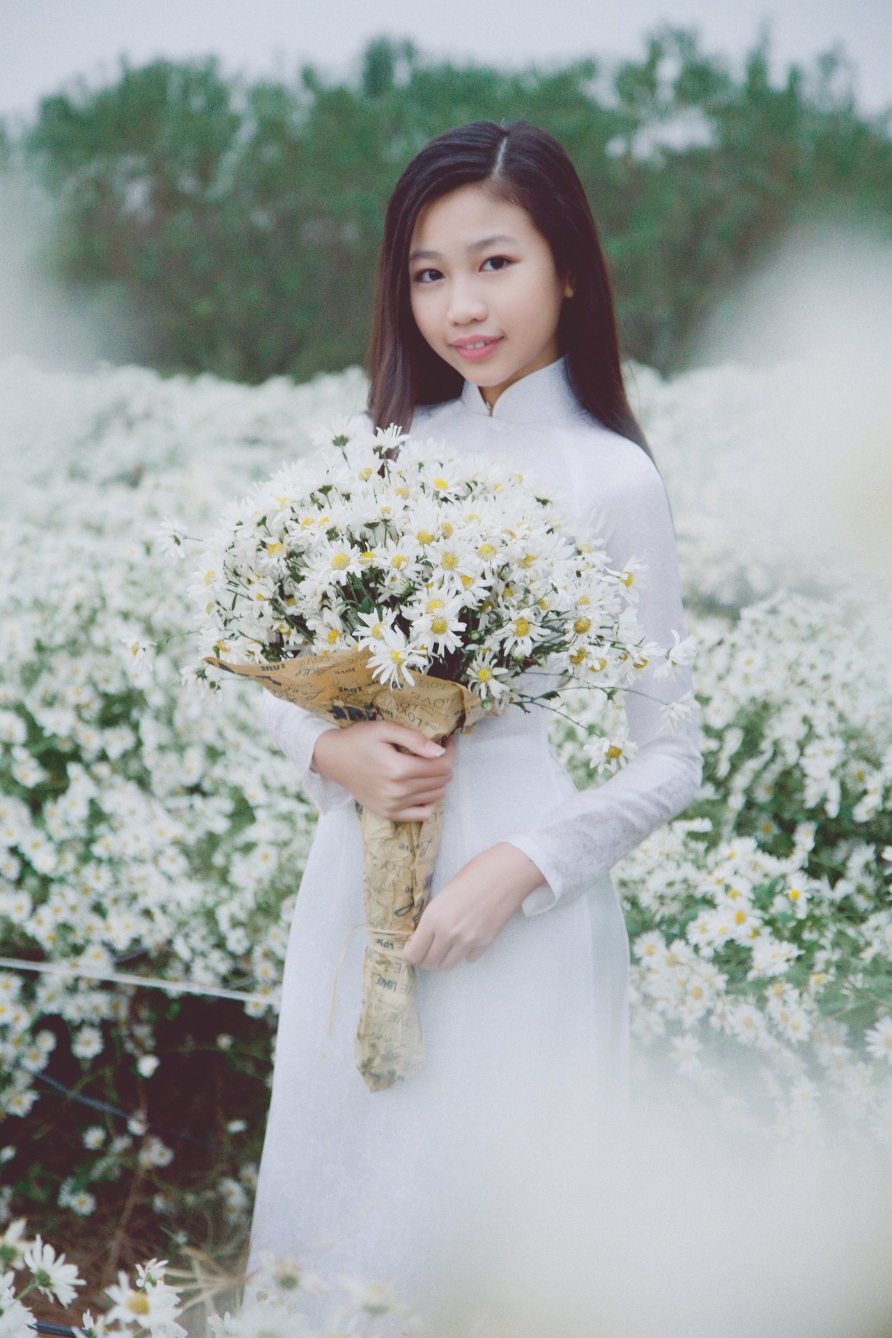 hoa-hau-nhi-dau-tien-cua-viet-nam-khoe-ve-dep-tinh-khoi-trong-ta-ao-dai-trang