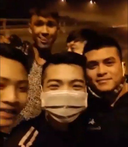 nhom-thanh-nien-len-cao-toc-xin-deu-roi-livestream-len-facebook-la-de-noi-tieng