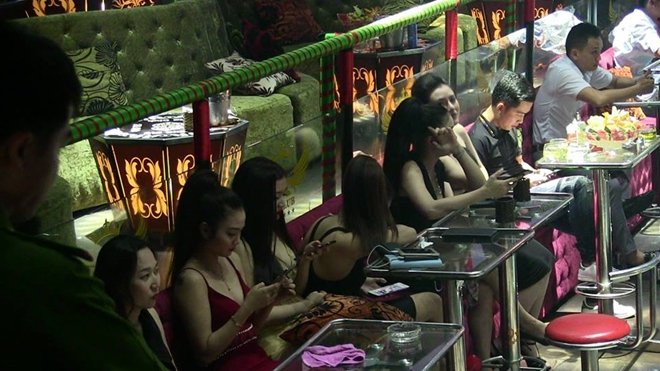 Quán bar lại hoạt động quá giờ, 