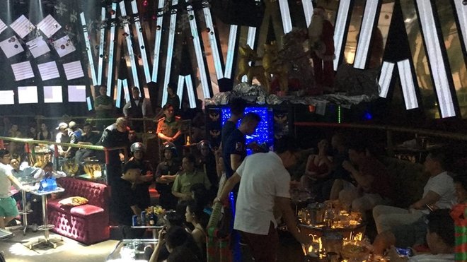 Quán bar lại hoạt động quá giờ, 