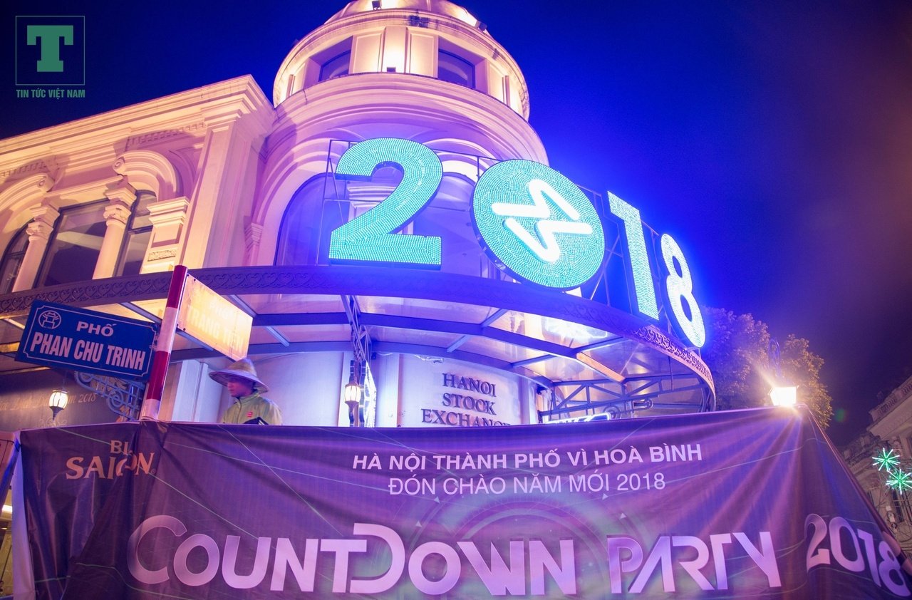 trang-tri-don-2018