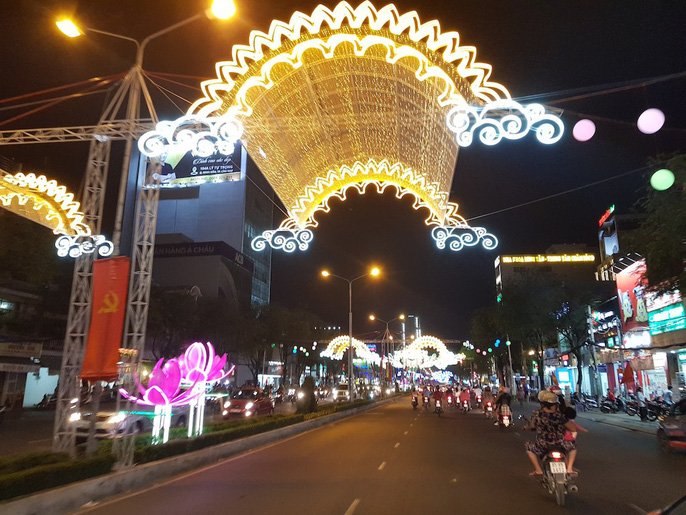 Đường đèn nghệ thuật Cần Thơ lung linh trong đêm