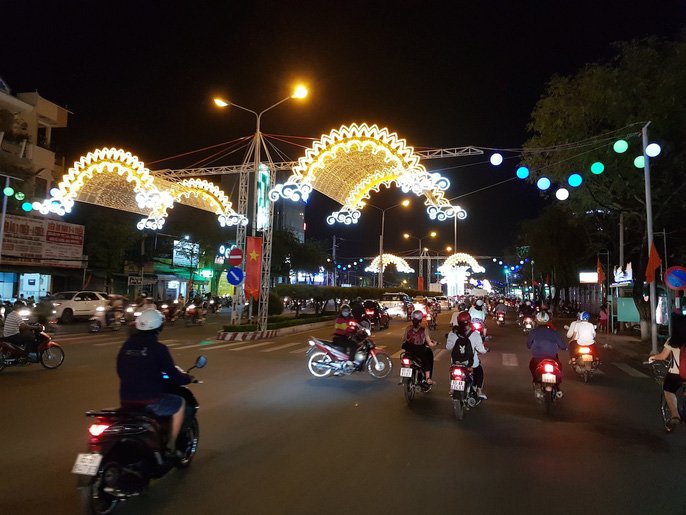 Đường đèn nghệ thuật Cần Thơ lung linh trong đêm