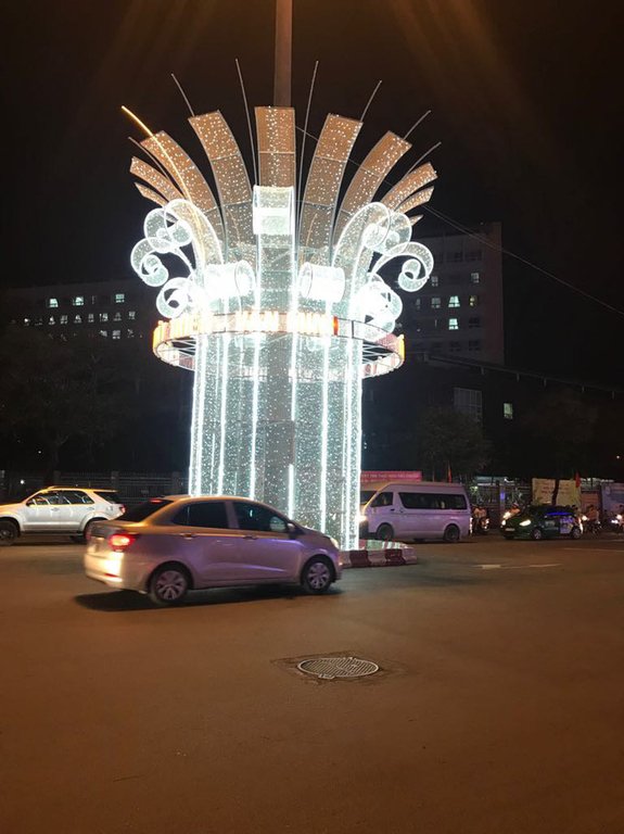 Đường đèn nghệ thuật Cần Thơ lung linh trong đêm