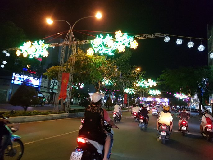 Đường đèn nghệ thuật Cần Thơ lung linh trong đêm