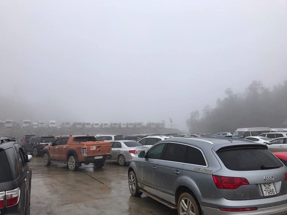 Sa Pa chìm trong biển người, 3 tiếng di chuyển được 30km