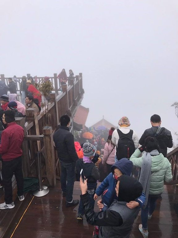 Sa Pa chìm trong biển người, 3 tiếng di chuyển được 30km