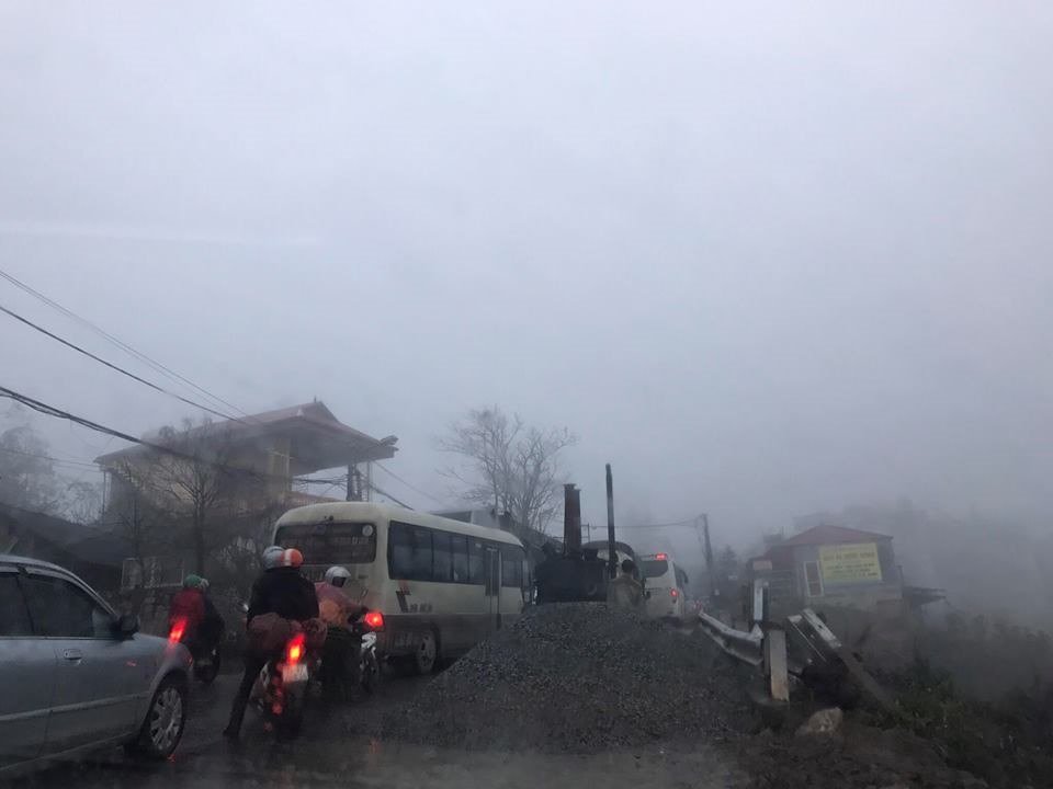 Sa Pa chìm trong biển người, 3 tiếng di chuyển được 30km