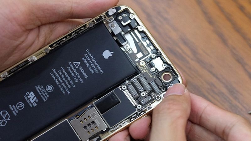apple-gui-loi-xin-loi-toi-nguoi-dung-vi-iphone-bi-cham-khi-pin-chai
