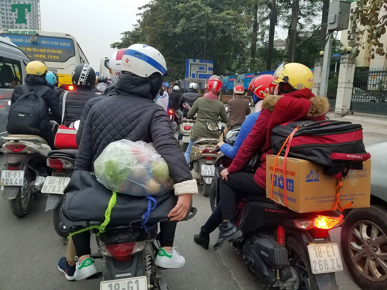 bien-nguoi-tay-xach-nach-mang-tro-ve-ha-noi-sau-dip-tet