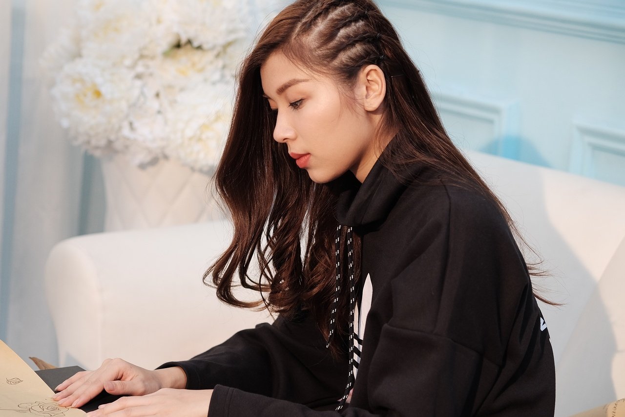 dong-anh-quynh-tro-tai-hat-live-khoe-vu-dao-cuc-sexy-truoc-gan-300-fan