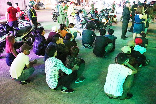 Khách chơi nhốn nháo chạy khi cảnh sát xuất hiện ở quán bar