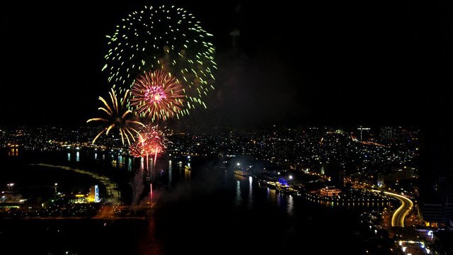 Ngắm pháo hoa rực trời Sài Gòn qua ống kính flycam
