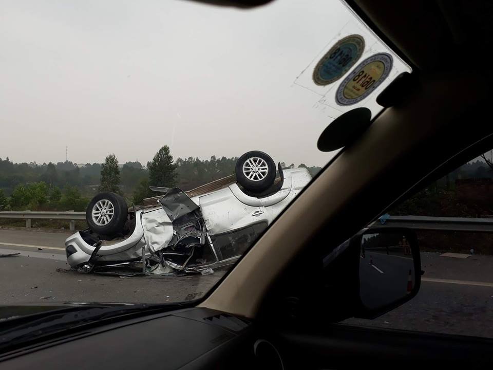 xe-toyota-fortuner-mat-lai-huc-dai-phan-cach-lat-ngua-tren-cao-toc-noi-bai-lao-cai