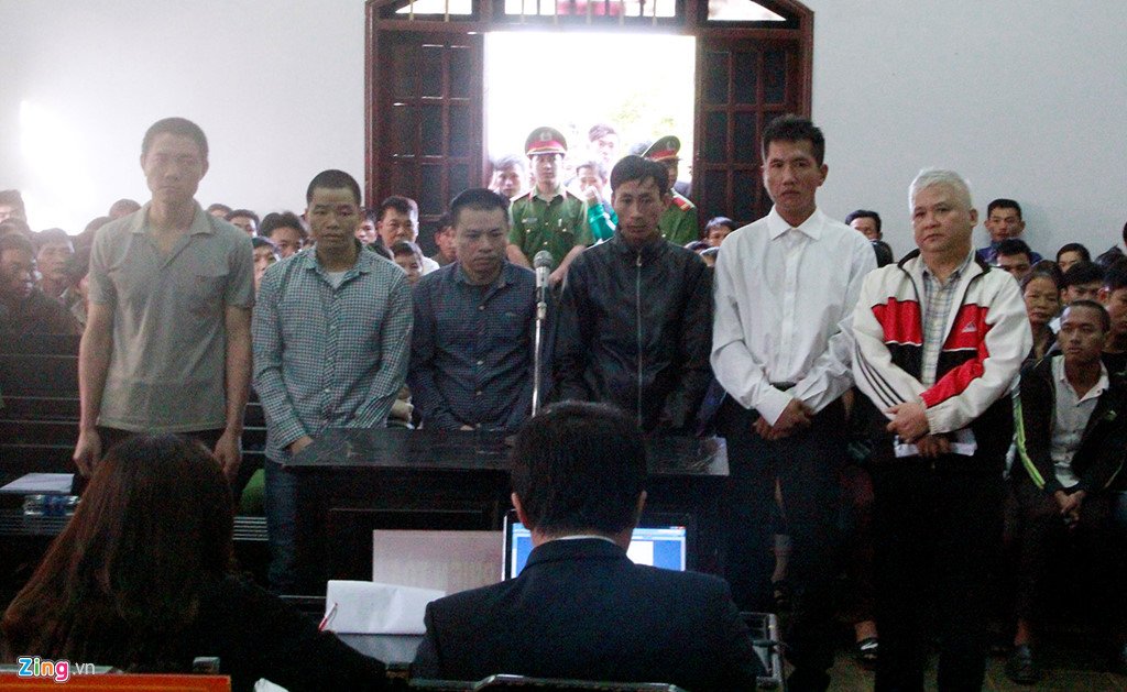 Người dân chen chúc trong phiên xử nổ súng tại Đắk Nông