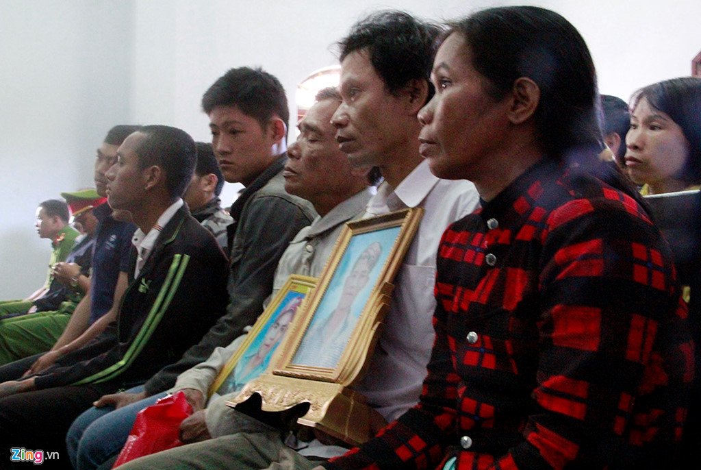 Người dân chen chúc trong phiên xử nổ súng tại Đắk Nông