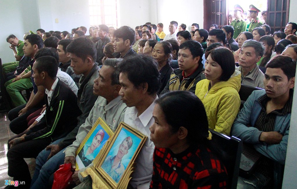 Người dân chen chúc trong phiên xử nổ súng tại Đắk Nông