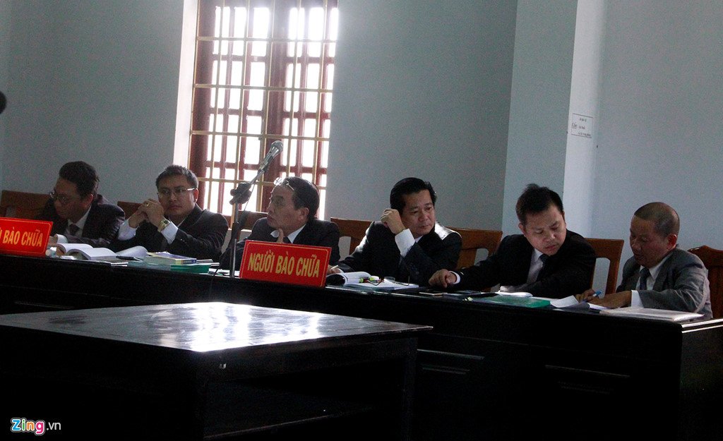 Người dân chen chúc trong phiên xử nổ súng tại Đắk Nông