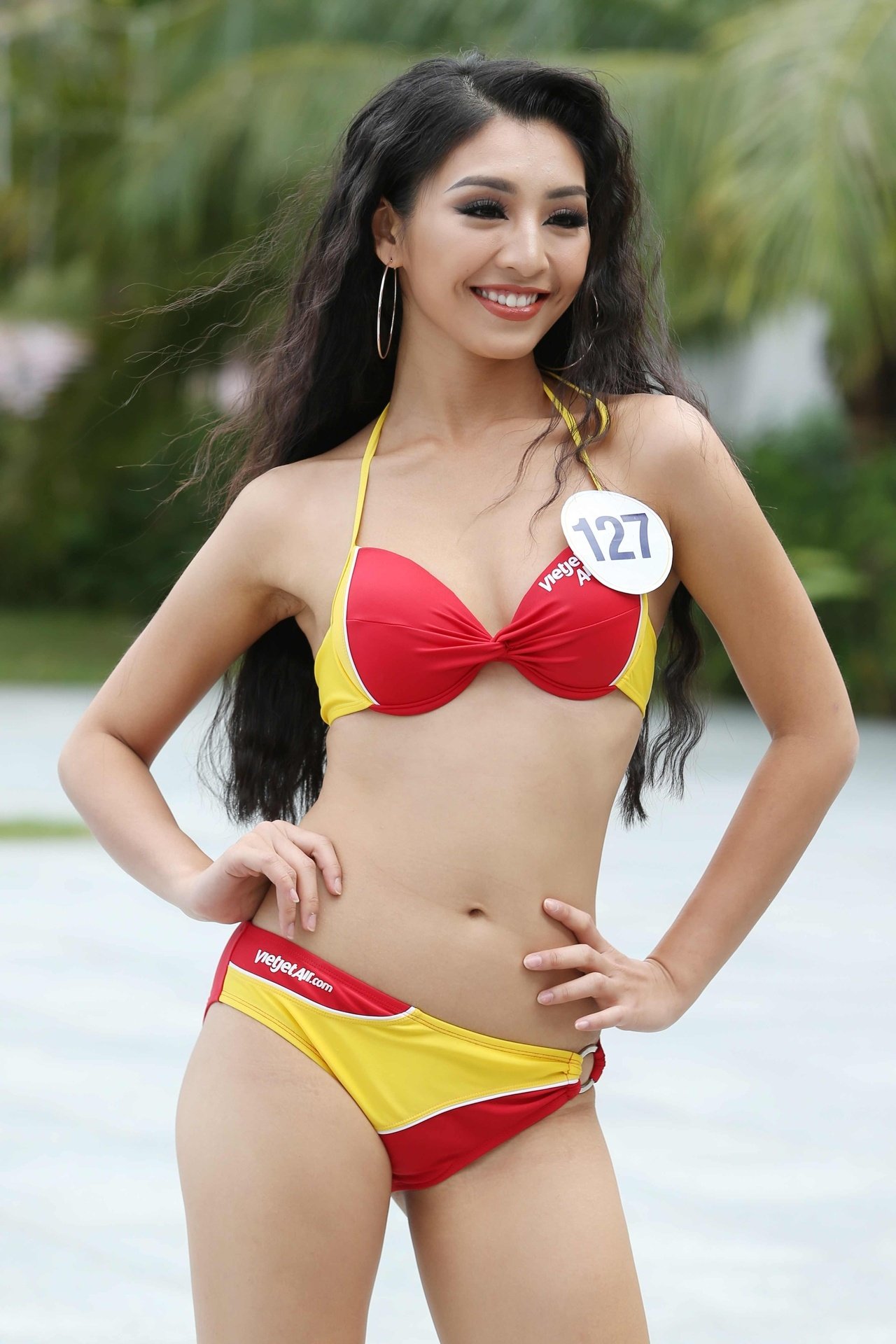 hhen-nie-khoe-voc-dang-san-chac-toa-sang-xuat-sac-trong-phan-thi-nguoi-dep-bien