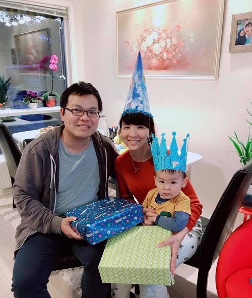 me-viet-o-na-uy-khuyen-khich-con-lam-viec-nha-tu-2-tuoi