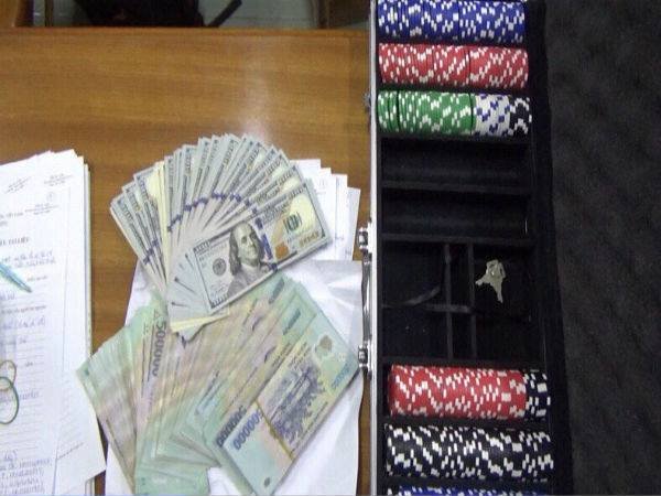 thue-nu-sinh-phuc-vu-dai-gia-viet-kieu-danh-bai-poker-trong-can-ho-cao-cap-o-sai-gon