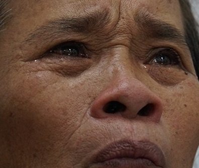 Nuoc mat cuoi nam cua ba me gia: ‘Mat con, doi me trang tay roi’