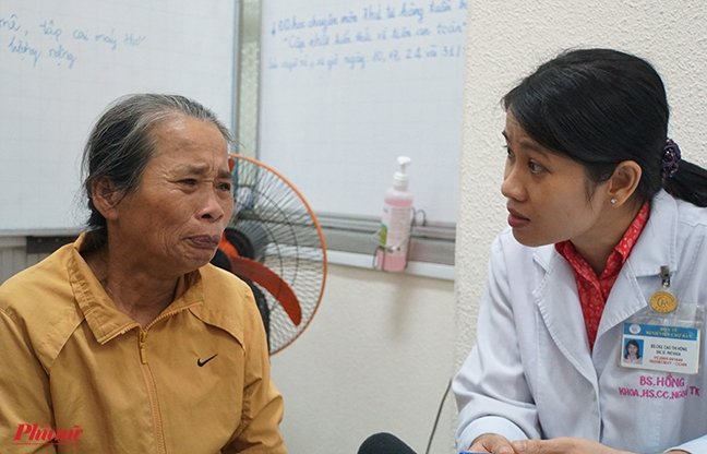 Nuoc mat cuoi nam cua ba me gia: ‘Mat con, doi me trang tay roi’