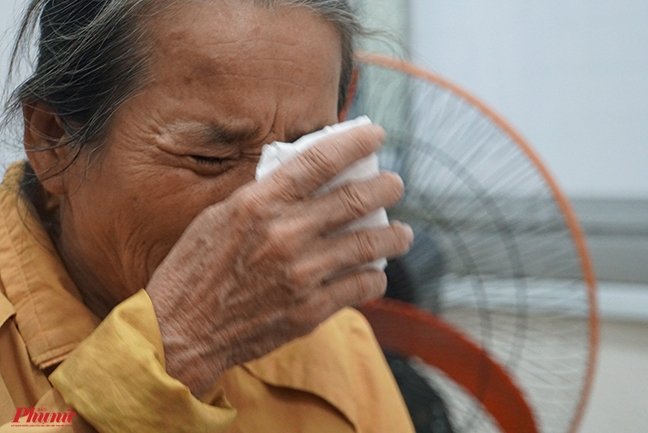 Nuoc mat cuoi nam cua ba me gia: ‘Mat con, doi me trang tay roi’