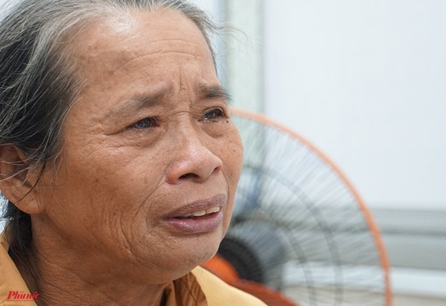 Nuoc mat cuoi nam cua ba me gia: ‘Mat con, doi me trang tay roi’