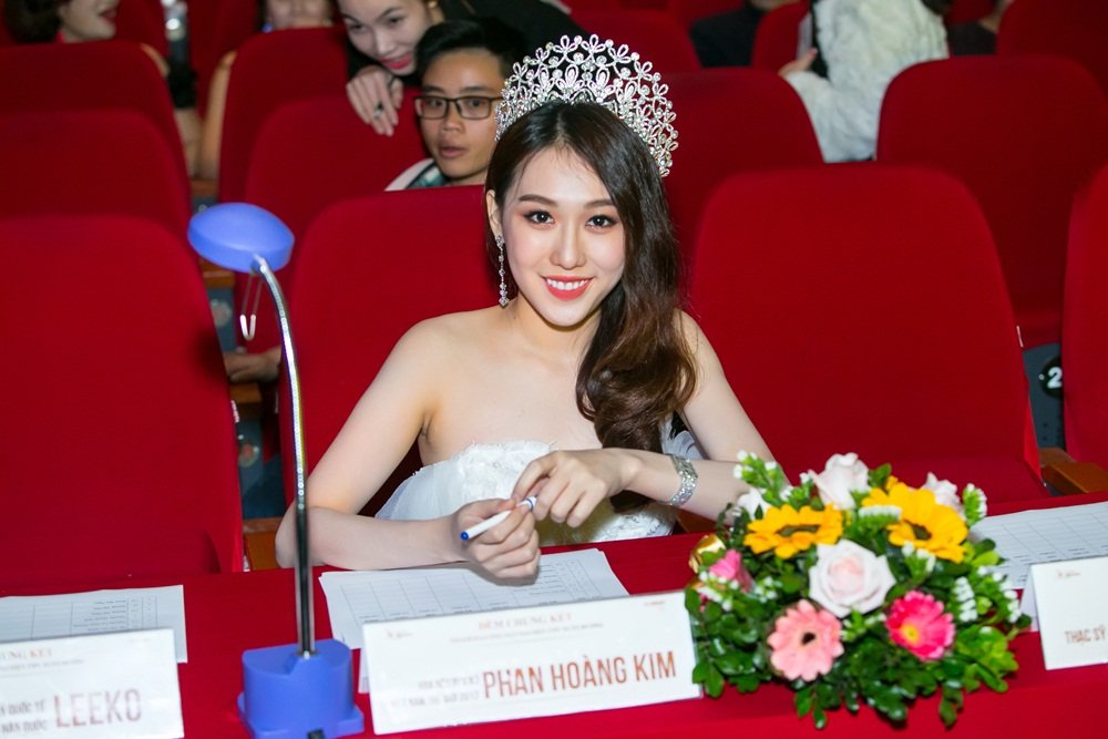 hoa-hau-hoang-kim-xinh-dep-ngoi-ngoi-lan-dau-lam-giam-khao-cuoc-thi-nhan-sac