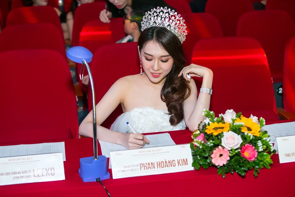 hoa-hau-hoang-kim-xinh-dep-ngoi-ngoi-lan-dau-lam-giam-khao-cuoc-thi-nhan-sac