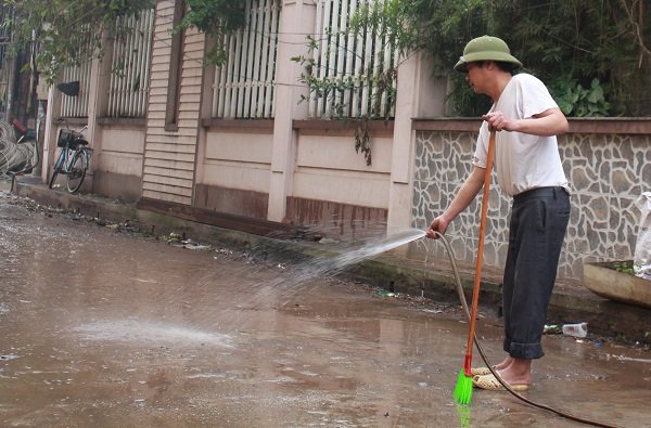 nguoi-dan-doi-mua-don-dep-nha-sau-vu-no-lon-o-bac-ninh