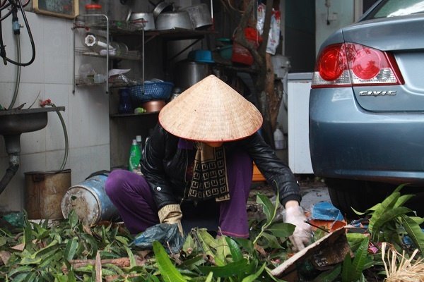 nguoi-dan-doi-mua-don-dep-nha-sau-vu-no-lon-o-bac-ninh