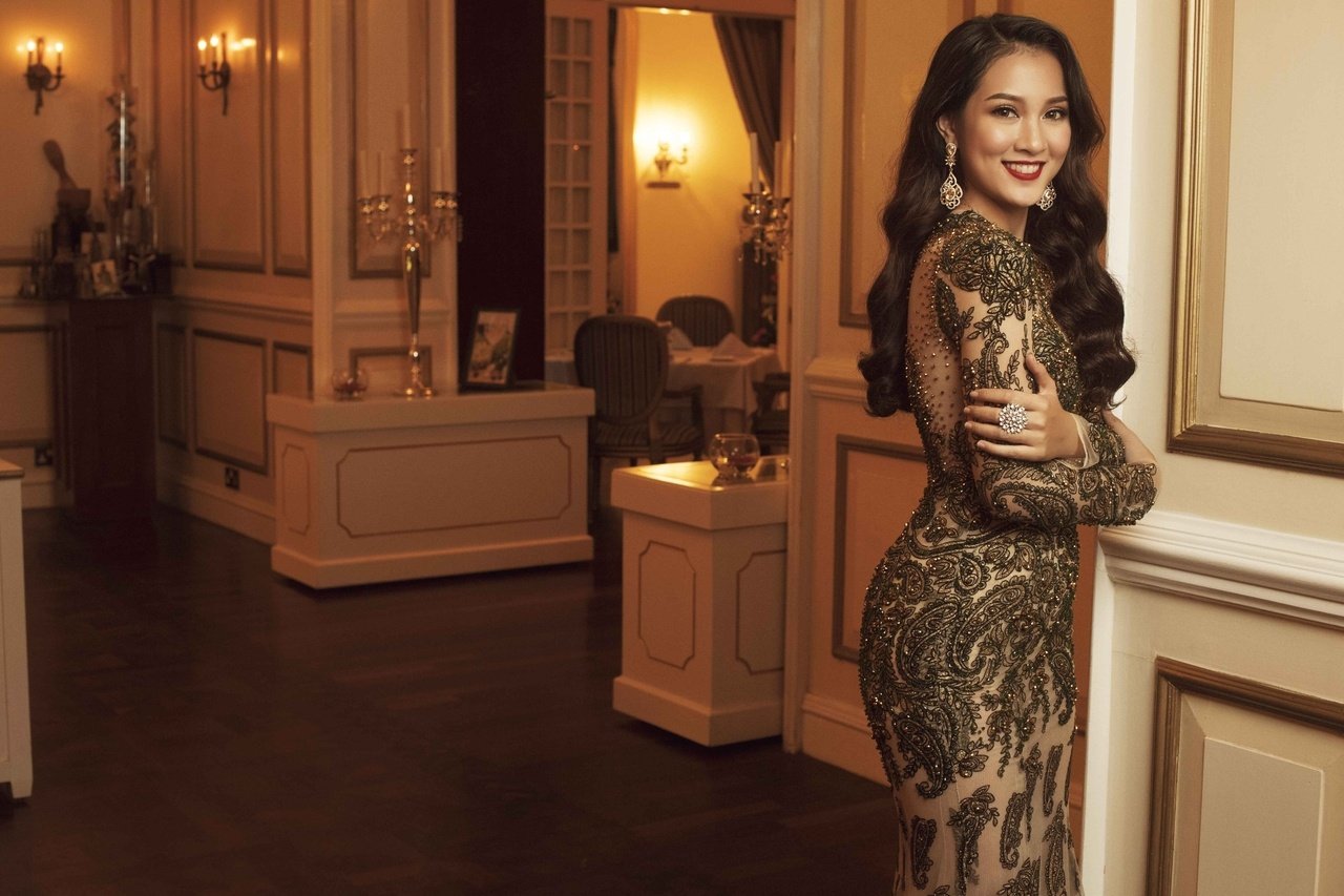 truoc-them-chung-ket-ung-vien-hoa-hau-hoan-vu-viet-nam-dep-xuat-than-trong-bo-anh-glamshot-da-hoi