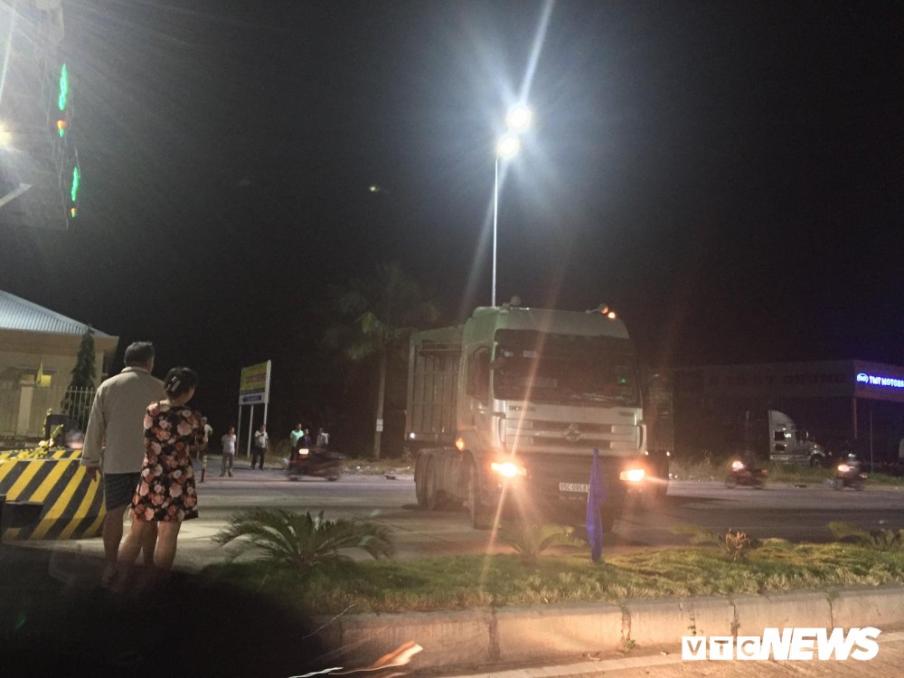 Hỗn loạn tại BOT Cần Thơ - Phụng Hiệp: Người dừng cố thủ 1 tiếng, kẻ lùi xe chắn ngang Quốc lộ