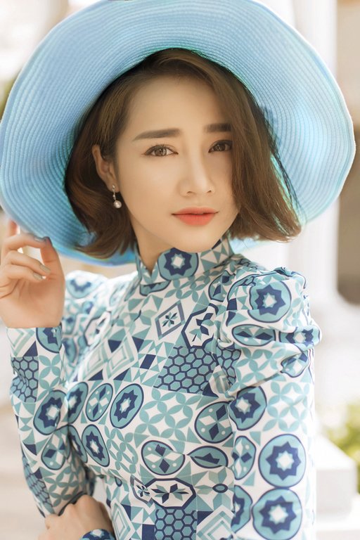 nha-phuong-de-toc-ngan-dien-ao-dai-gach-bong-hoa-co-ba-sai-gon-ca-tinh