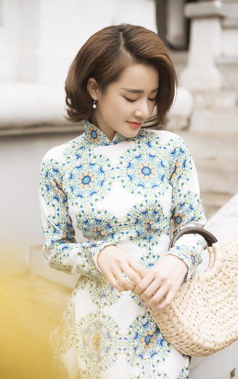 nha-phuong-de-toc-ngan-dien-ao-dai-gach-bong-hoa-co-ba-sai-gon-ca-tinh
