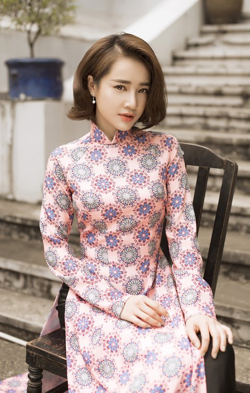 nha-phuong-de-toc-ngan-dien-ao-dai-gach-bong-hoa-co-ba-sai-gon-ca-tinh