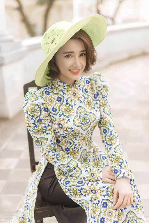 nha-phuong-de-toc-ngan-dien-ao-dai-gach-bong-hoa-co-ba-sai-gon-ca-tinh