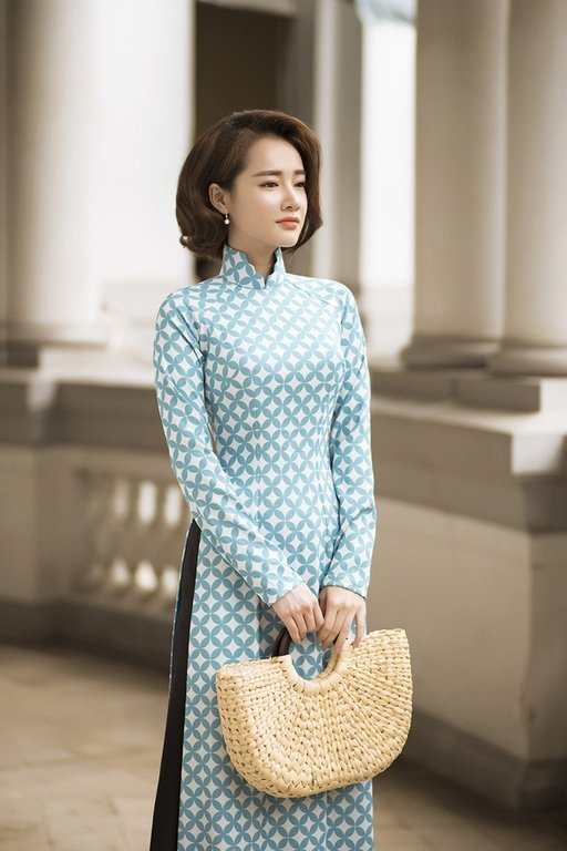 nha-phuong-de-toc-ngan-dien-ao-dai-gach-bong-hoa-co-ba-sai-gon-ca-tinh