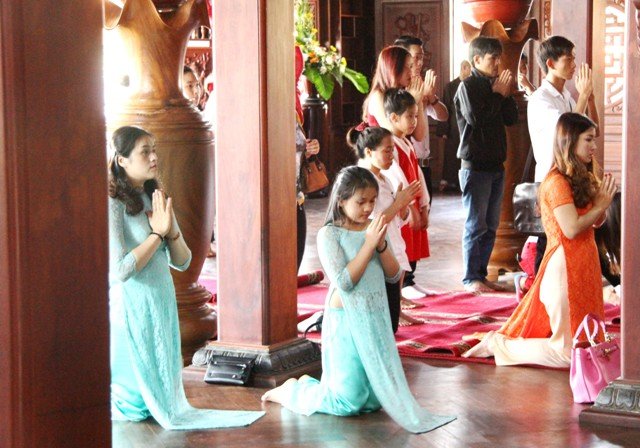 nhung-dieu-kieng-ky-khi-di-chua-ngay-mong-mot-tet