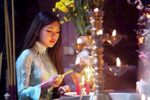nhung-dieu-kieng-ky-khi-di-chua-ngay-mong-mot-tet