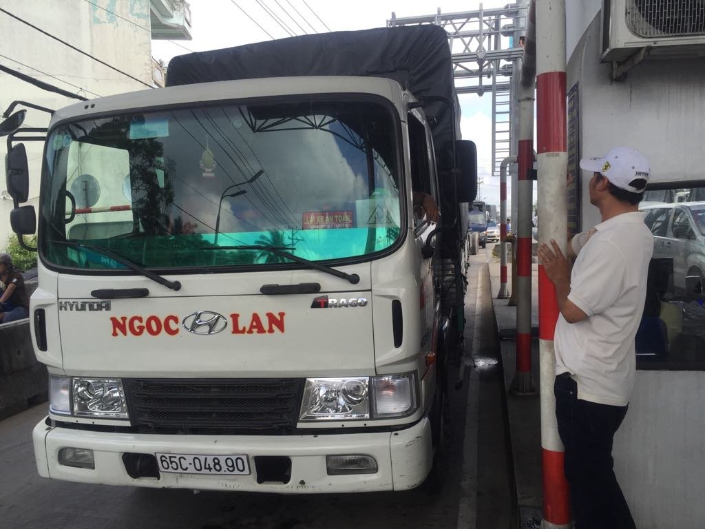 bot-can-tho-phung-hiep-nong-ngay-3-tai-xe-doi-tra-tien-theo-cu-ly